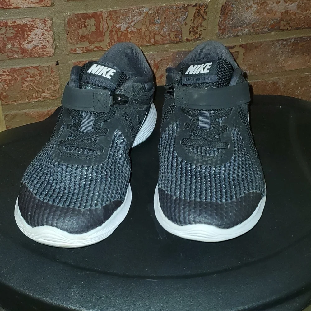 Nike Revolution Kids Running Shoes Size  4
